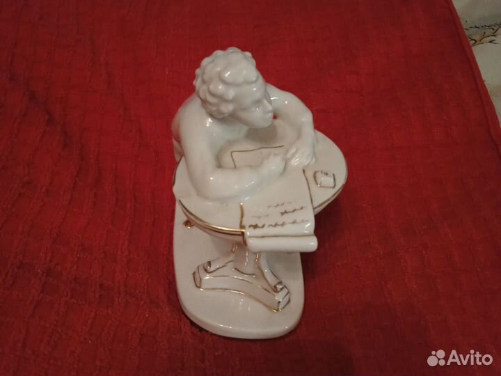 Статуэтка фарфор Молодой Пушкин