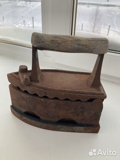 Старинный угольный утюг