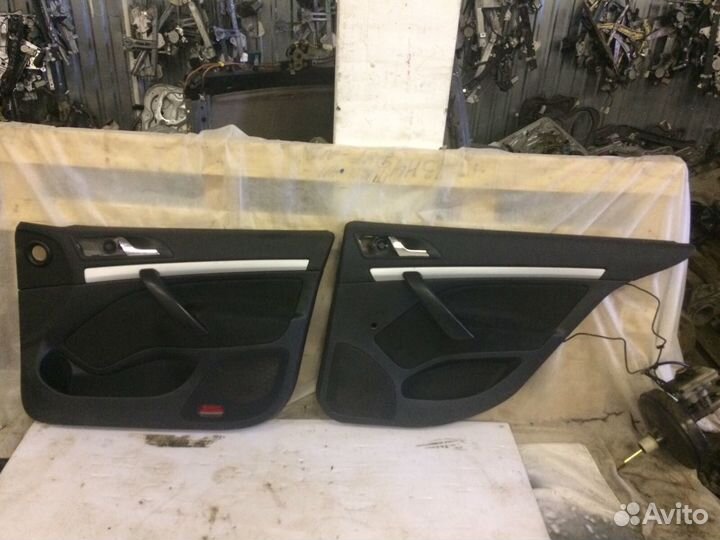 Обшивка двери правой передней/задней Skoda Octavia