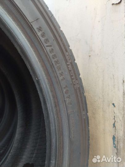 295/35R21