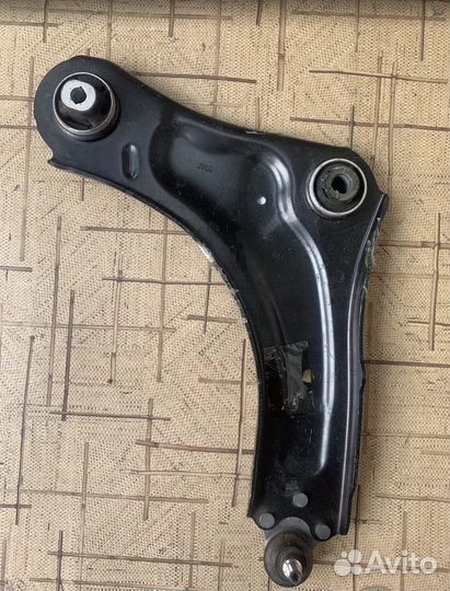 Оригинальный рычаг передний правый renault megane