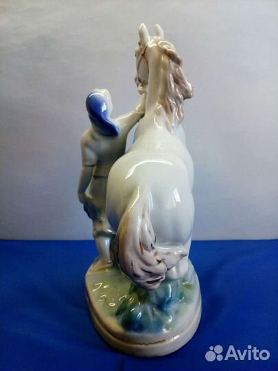 Фарфоровая статуэтка Конезаводчица Гжель