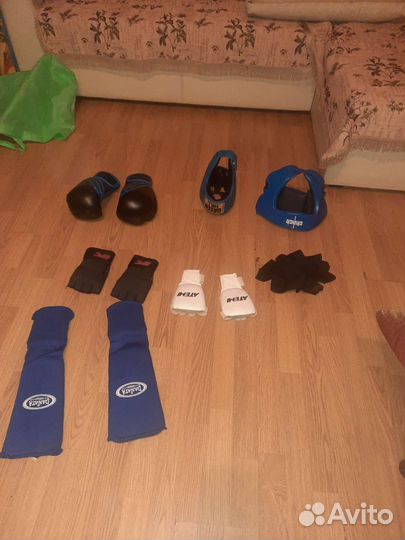 Коплект спортивных перчаток,шлем