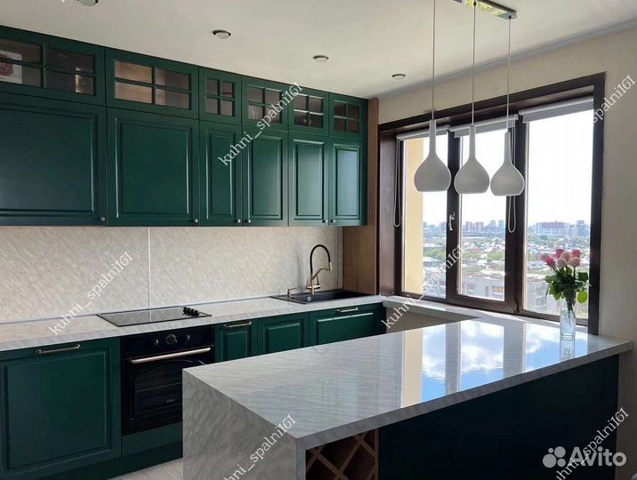 Красивая Зелёная Кухня с Островом