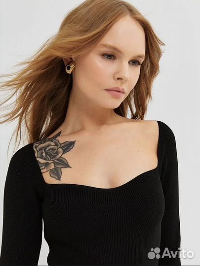 Лонгслив с вырезом на груди