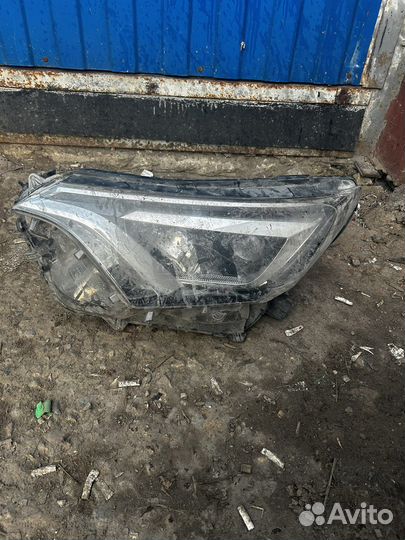 Toyota Rav4 передняя левая фара