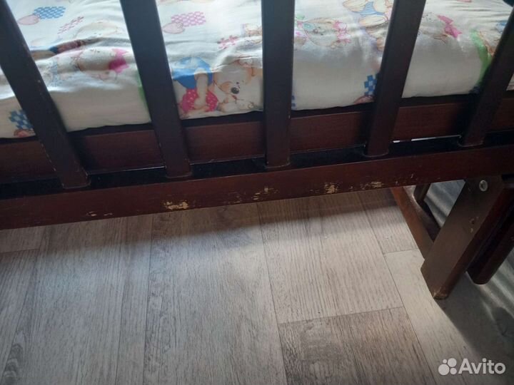 Детская кроватка с маятником