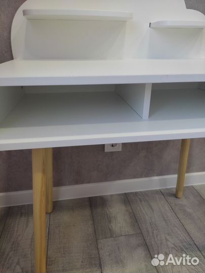 Стол письменный и стул