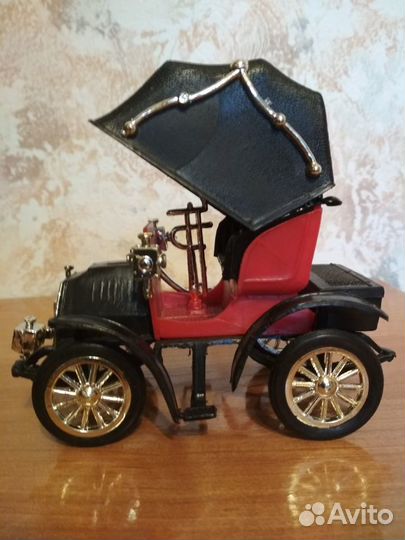 Модель ретро автомобиля