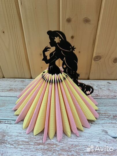 Салфетница деревянная девушка