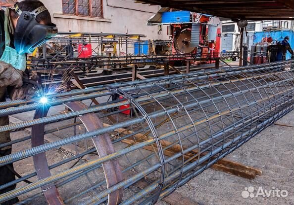Сварщик на металлоконструкцию