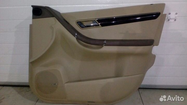 Обшивка передней правой двери на Mercedes R class