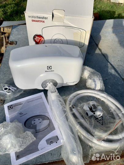 Водонагреватель проточный 3.5 кВт с душем и краном