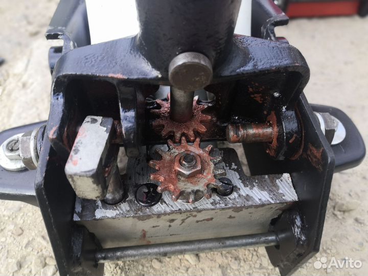 Домкрат подкатной