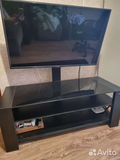 Стеклянная тумба под тв