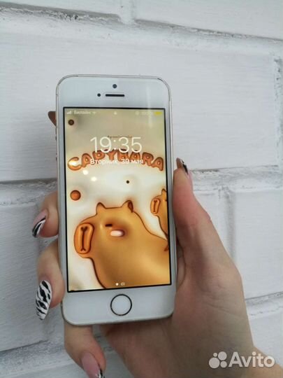 iPhone SE, 32 ГБ