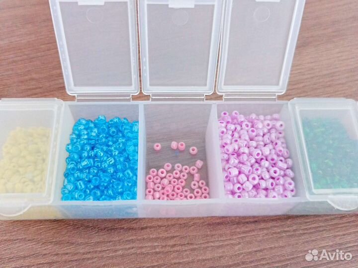 Бисер в контейнере