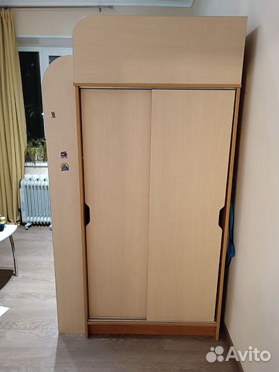 Детская кровать чердак со столом и шкафом