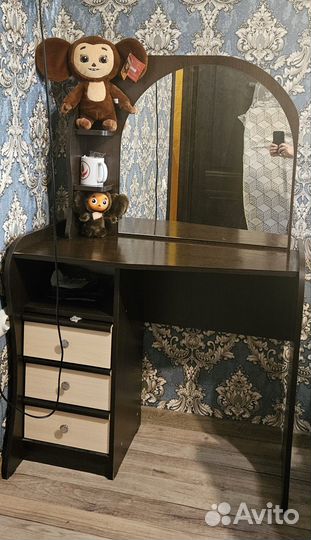 Комод с зеркалом в спальню