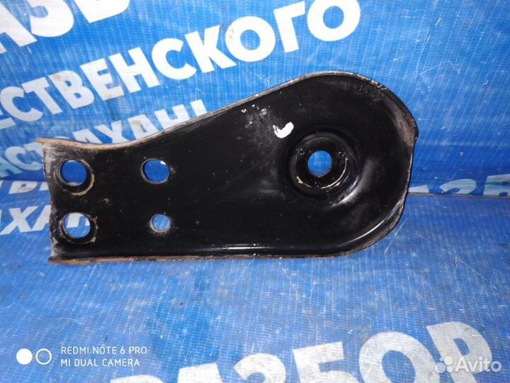 Правый кронштейн заднего подрамника Nissan Teana