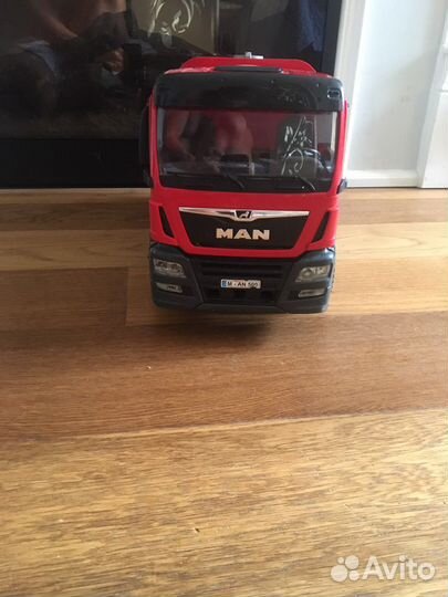 Грузовик бензовоз,нет левого зеркала и нет шланга