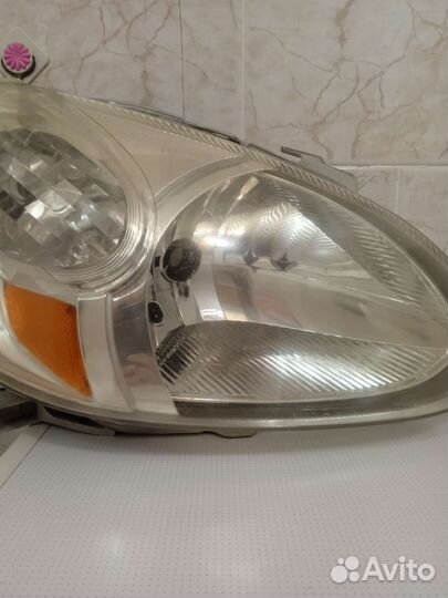 Правая фара Toyota platz SCP11