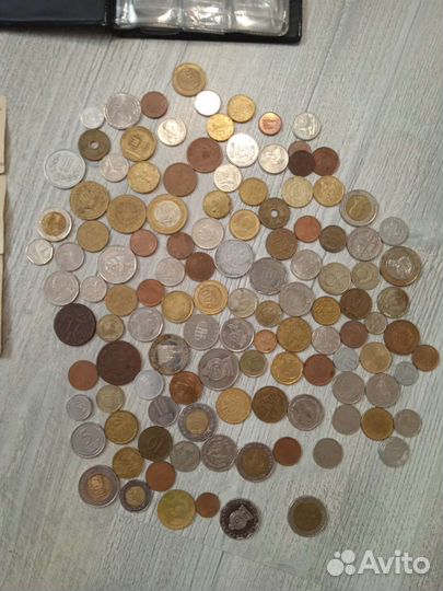 Монеты разных стран около 120, альбом и купюры