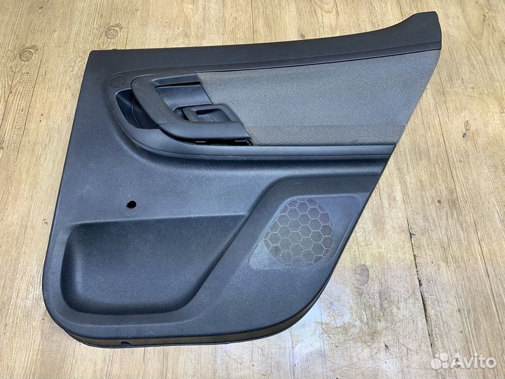Обшивка двери задняя правая Skoda Fabia 2