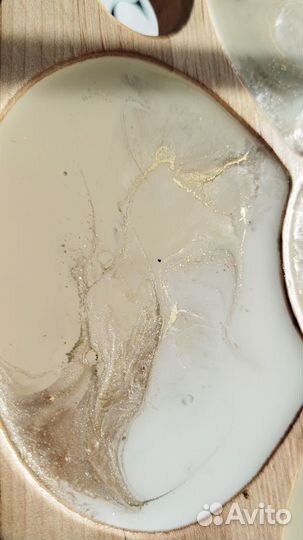 Винный столик из дуба с эпоксидной смолой