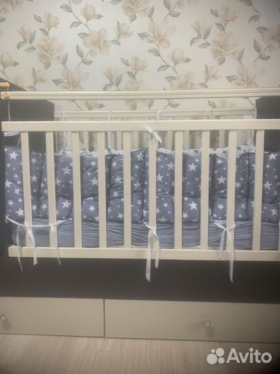 Детская кроватка с маятником и комодом