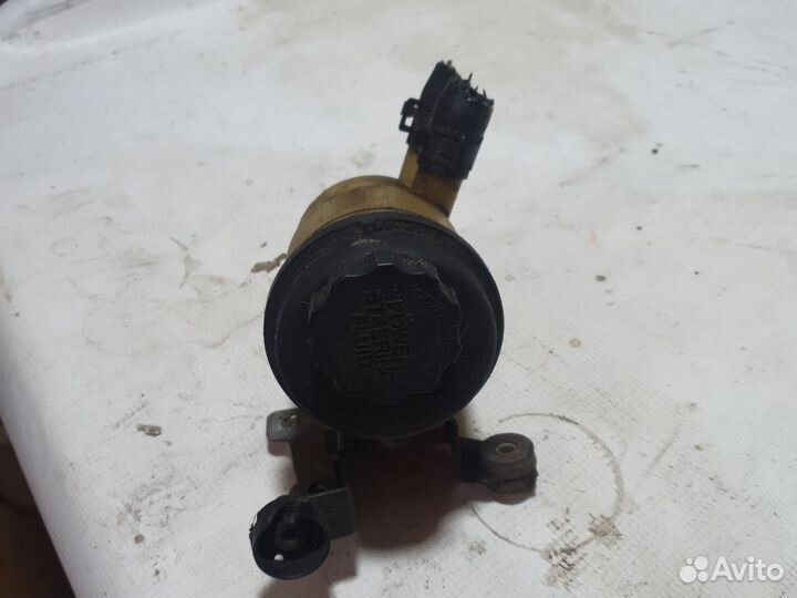 Бачек гура с кронштейном Хендай Элантра 3 XD