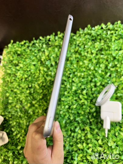 Отличный iPad 6 32gb 2018 черный