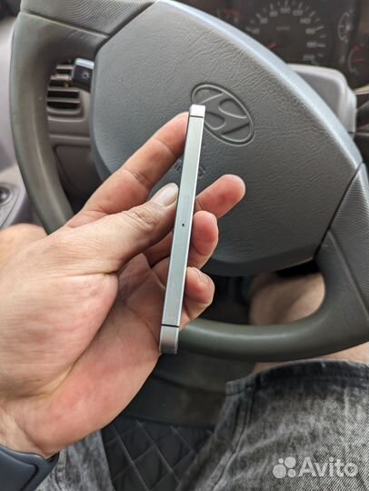 iPhone SE, 32 ГБ