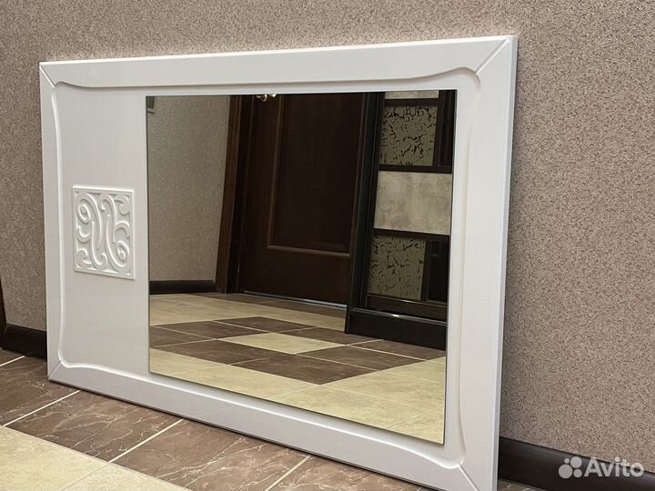 Зеркало и навесной шкаф для ванной комнаты