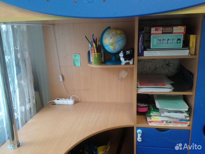 Кровать-чердак с рабочим столом для школьника