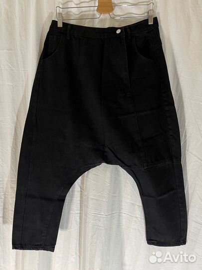 Авангардные джинсовые штаны с заниженной проймой