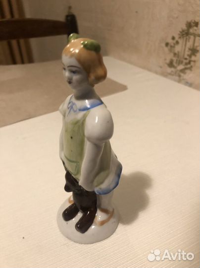 Статуэтка фарфоровая 