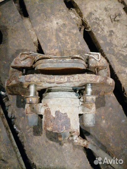 Суппорт тормозной передний правый Mazda 3