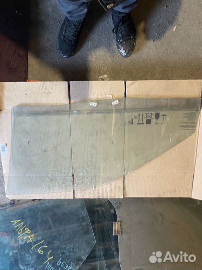 Стекло переднее правое Mitsubishi colt 5