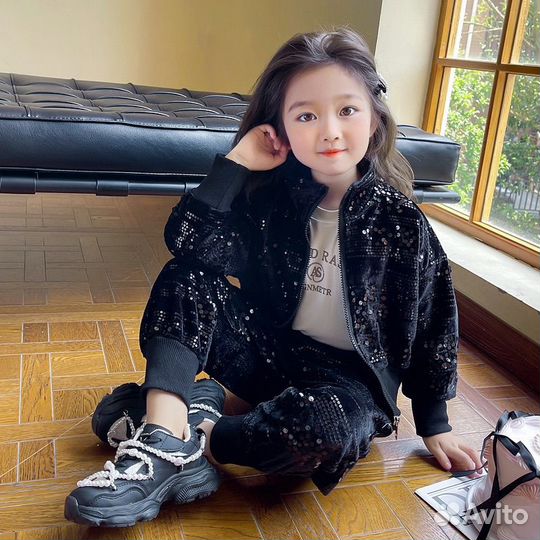 Костюм для девочки в паетках