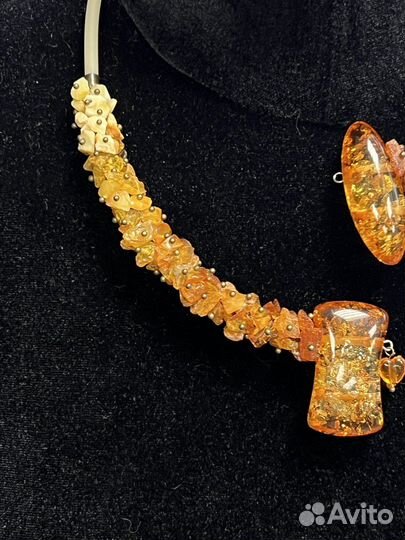 Колье янтарное со вставками