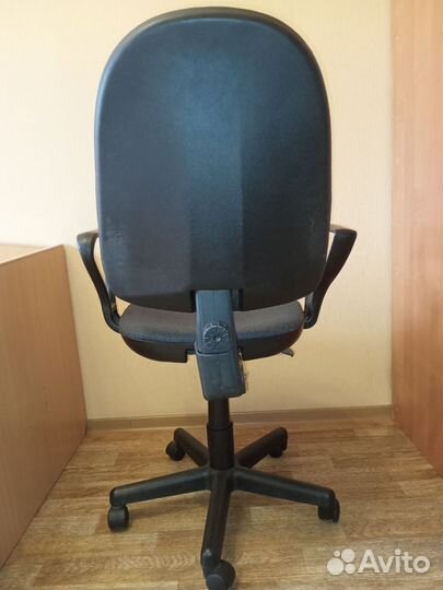 Компьютерное кресло с запасной ручкой