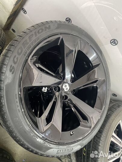 Оригинальные колеса на Bentley Bentayga R22