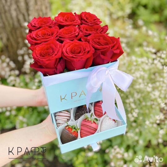 Шкатулка с розами и клубникой в шоколаде