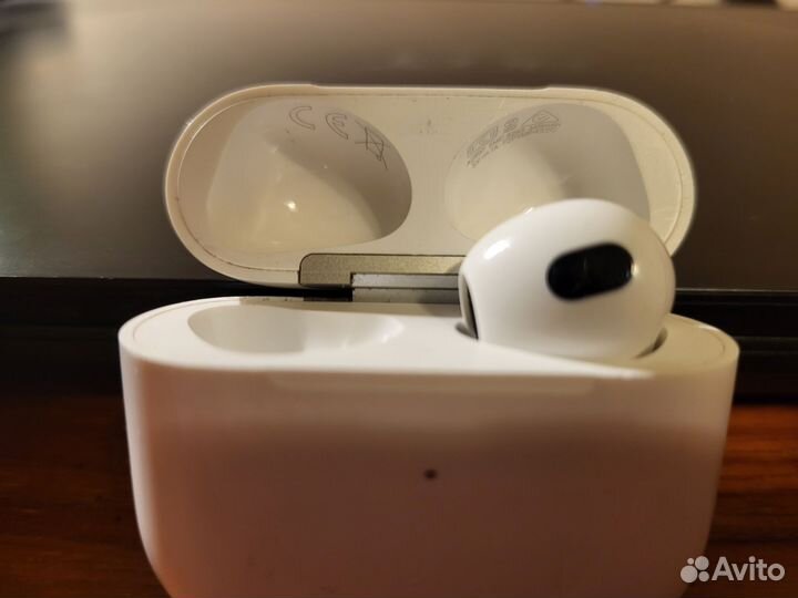 Airpods 3 (Кейс и правый наушник)