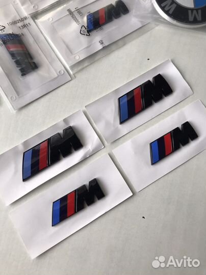 М-ки значок на крыло BMW. Черный глянец