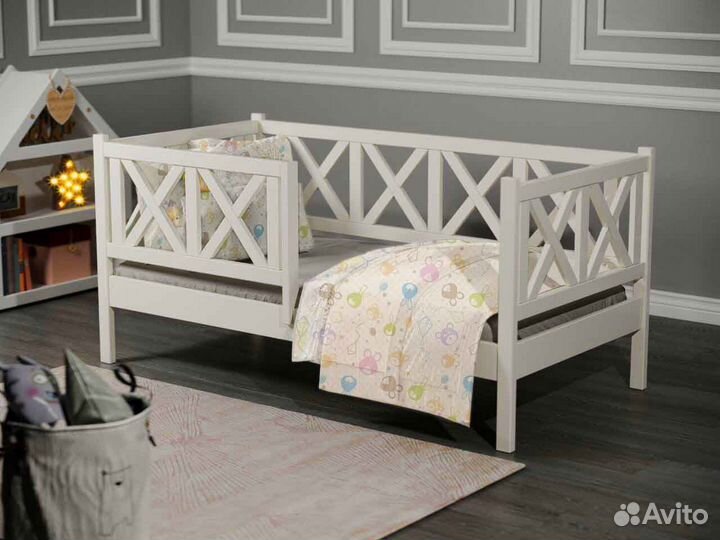 Кроватка из натурального дерева высокий борт детск