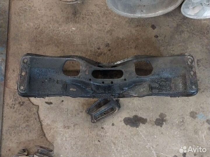 Передний подрамник Subaru legacy 1996