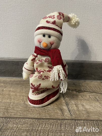 Новогодние игрушки и декор