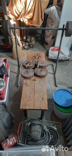Штангу со стойкой и скамейкой с гантелями